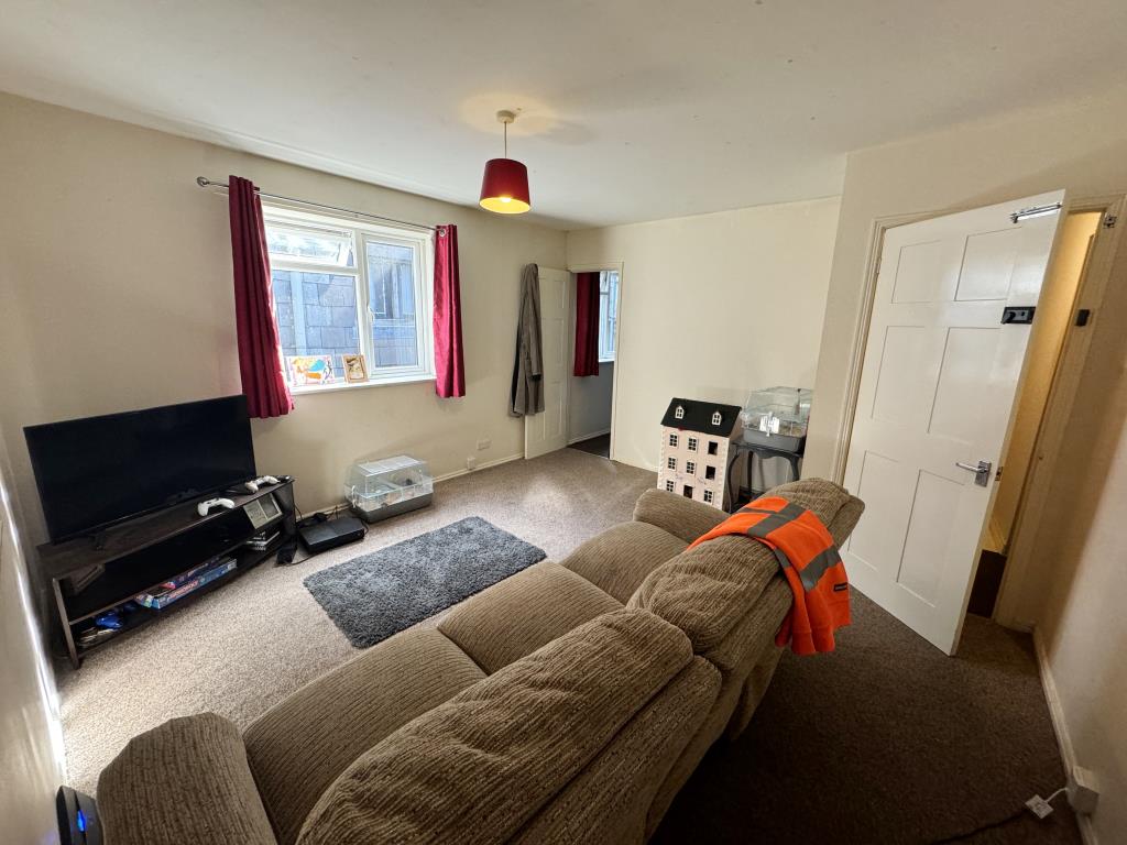 Lot: 95 - MIXED-USE INVESTMENT WITH HIGH YIELD - View of the living room flat three
